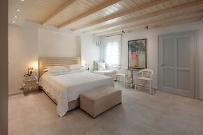 Iria Beach art hotel