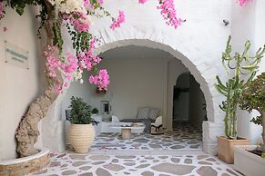 Iria Beach art hotel