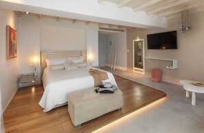 Iria Beach art hotel