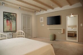 Iria Beach art hotel