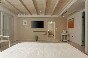 Iria Beach art hotel