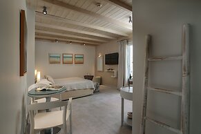 Iria Beach art hotel