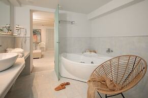 Iria Beach art hotel