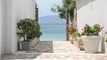Iria Beach art hotel