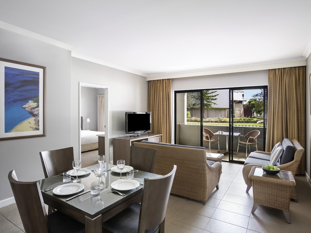 Mantra Geraldton