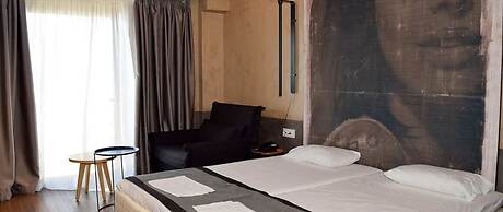 Adonis City Hotel