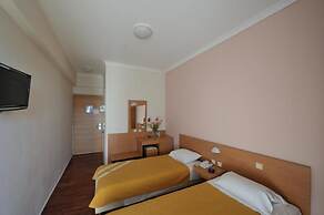 Adonis City Hotel