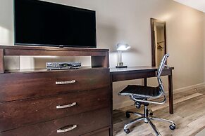 Econo Lodge Inn & Suites