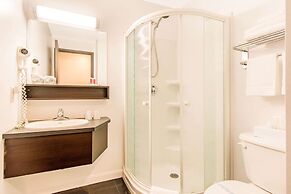 Econo Lodge Inn & Suites