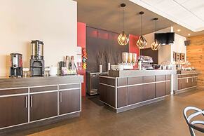 Econo Lodge Inn & Suites