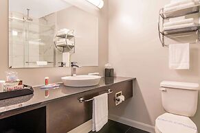 Econo Lodge Inn & Suites