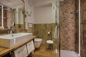 Hotel Azola