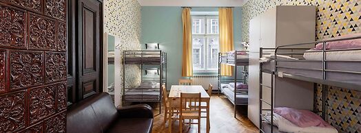 Dizzy Daisy Hostel