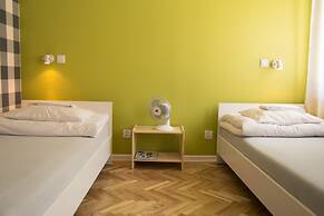 Dizzy Daisy Hostel