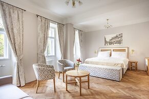 Hotel At the Golden Scissors