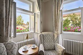 Hotel At the Golden Scissors
