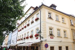 Hotel At the Golden Scissors