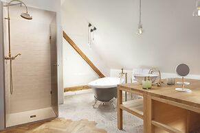 Hotel At the Golden Scissors
