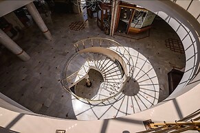 Vantaris Palace