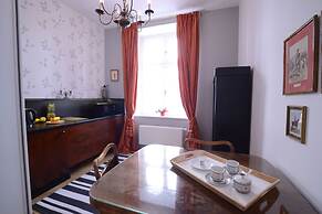 Crystal Suites Old Town