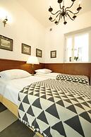Crystal Suites Old Town