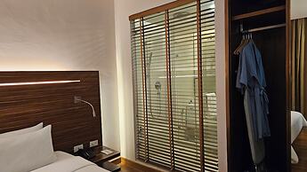 Sacha's Hotel Uno