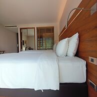 Sacha's Hotel Uno