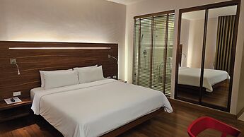Sacha's Hotel Uno