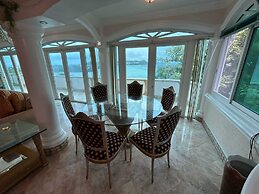 Breakfast At Monaco