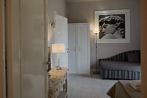 Leone X Guest House