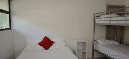 Base Airlie Beach Resort - Hostel