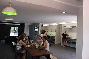 Base Airlie Beach Resort - Hostel