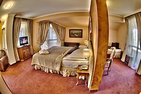 Meg Lozenetz Hotel