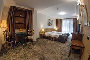 Meg Lozenetz Hotel