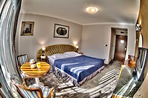 Meg Lozenetz Hotel