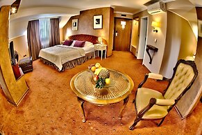 Meg Lozenetz Hotel