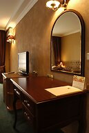 Meg Lozenetz Hotel