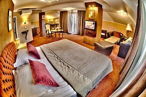Meg Lozenetz Hotel
