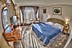 Meg Lozenetz Hotel