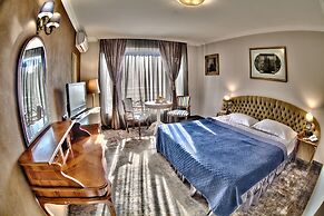 Meg Lozenetz Hotel