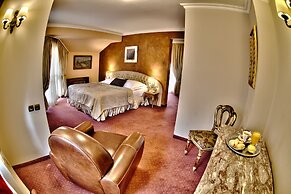 Meg Lozenetz Hotel