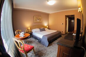 Meg Lozenetz Hotel