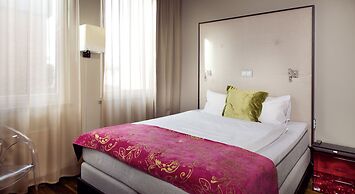 Home Hotel Folketeateret