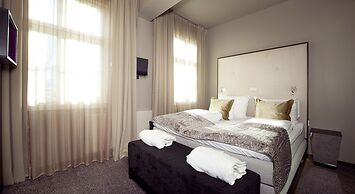 Home Hotel Folketeateret
