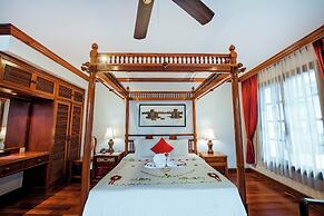 The Suite By Royal Crown Hotel