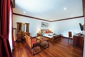 The Suite By Royal Crown Hotel