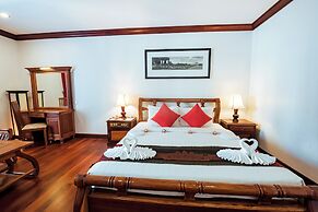 The Suite By Royal Crown Hotel