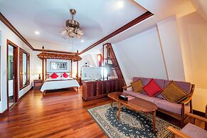 The Suite By Royal Crown Hotel