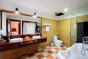 The Suite By Royal Crown Hotel
