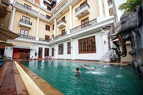 The Suite By Royal Crown Hotel